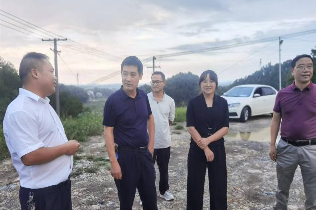 调研组在岩山镇龙塘水库水源保护区调研水源保护情况-correct.png
