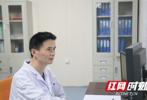 接到陌生求助电话 他送八旬老人及时就医