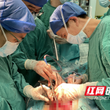 五旬男子患胸腺瘤 湘雅专家完整切除并置换人工血管