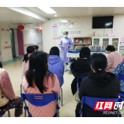孕妈留院过年 医护人员送去关怀