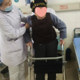 百岁老人接受髋关节置换 术后第一天即可下床行走