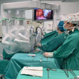 湘雅医院成功开展首例单孔和单操作孔机器人手术