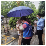 我为群众办实事 | 风雨中撑开的伞暖了病友心