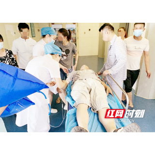 7旬老人病房外晕倒 医护人员就地展开急救