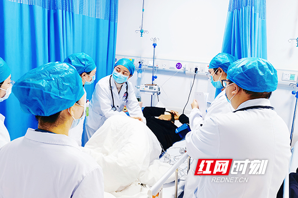 彭娅主任团队查看患者术后恢复情况。.jpg