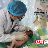 二胎产妇车上分娩 医院门前上演惊心动魄的急救