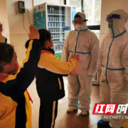 暖心！核酸采样现场，师生花式致谢“大白”
