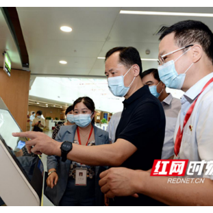 李小松调研省卫生健康委政务服务窗口工作