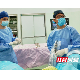 重度脊柱侧弯男子患上输尿管结石 泌尿专家“羊肠小道”内巧取石