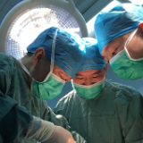 老人全身发黄似“金菩萨” 医生8小时高难度手术扫“黄”救危