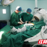 34岁男子被钢筋砸伤致盆骨骨折，医生用几个小孔“接住”了