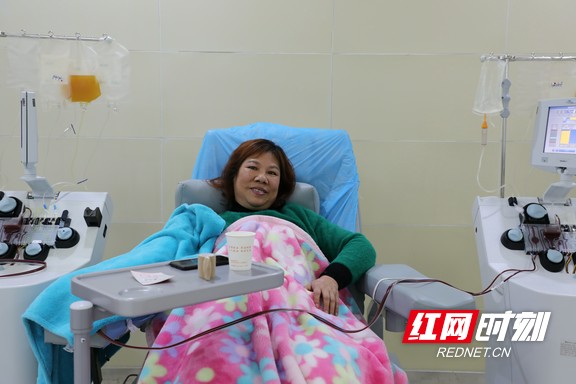 何志俐正在捐献机采血小板.wm.jpg