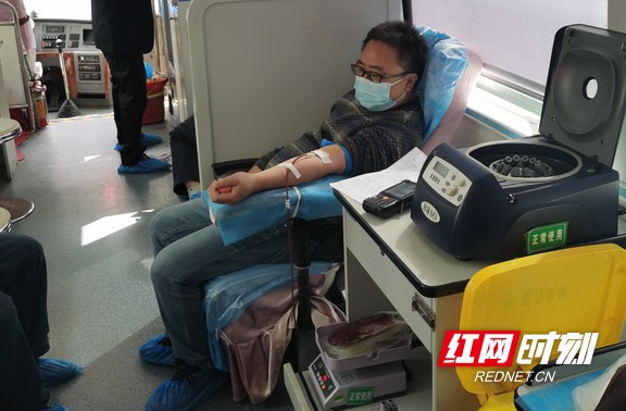 荷叶镇党委委员、人大主席廖志刚带头献血.wm.jpg
