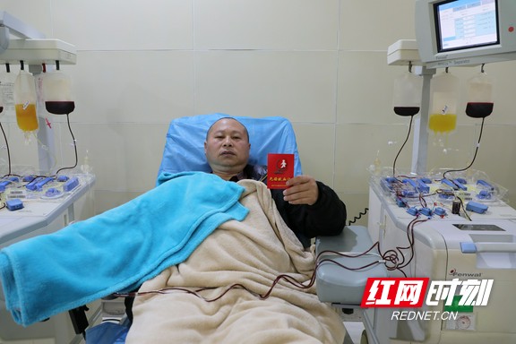 李勇正在捐献机采血小板.wm.jpg