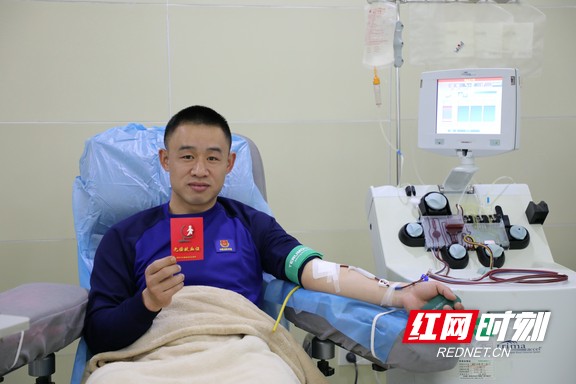 曽杰毅正在捐献机采血小板.wm.jpg