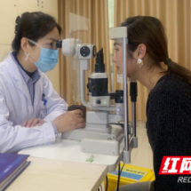 90后主持人小姐姐选择Smile全飞秒摘镜 助力事业“犇”前程