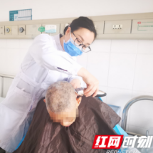 医护人员变身“理发师” 帮助住院老人完成心愿过个安心年