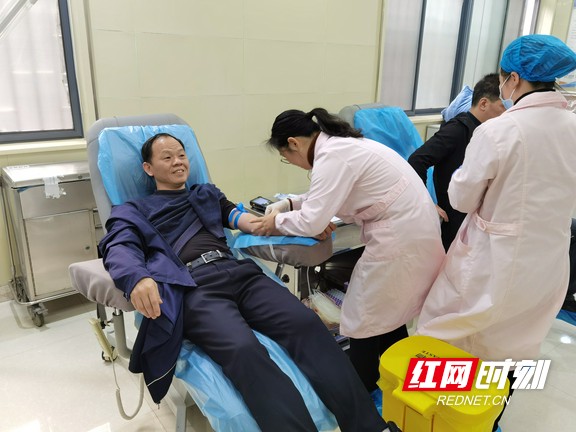 献血达人卢文正在献血，.wm.jpg