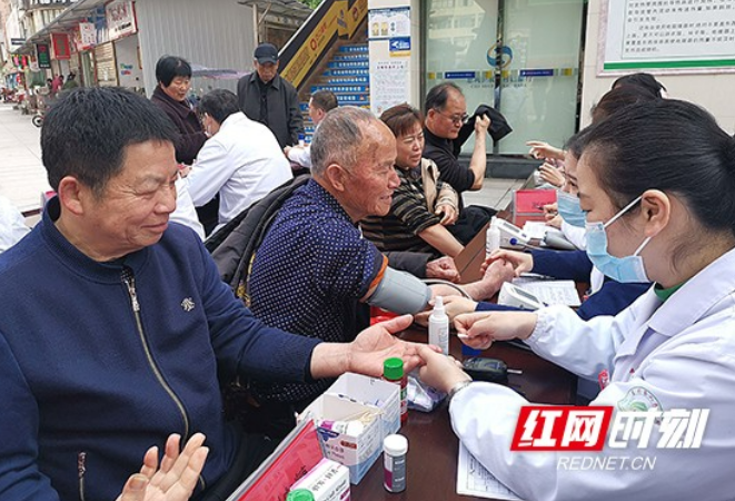 张家界：慈利人民医院为群众办实事义诊讲座进社区