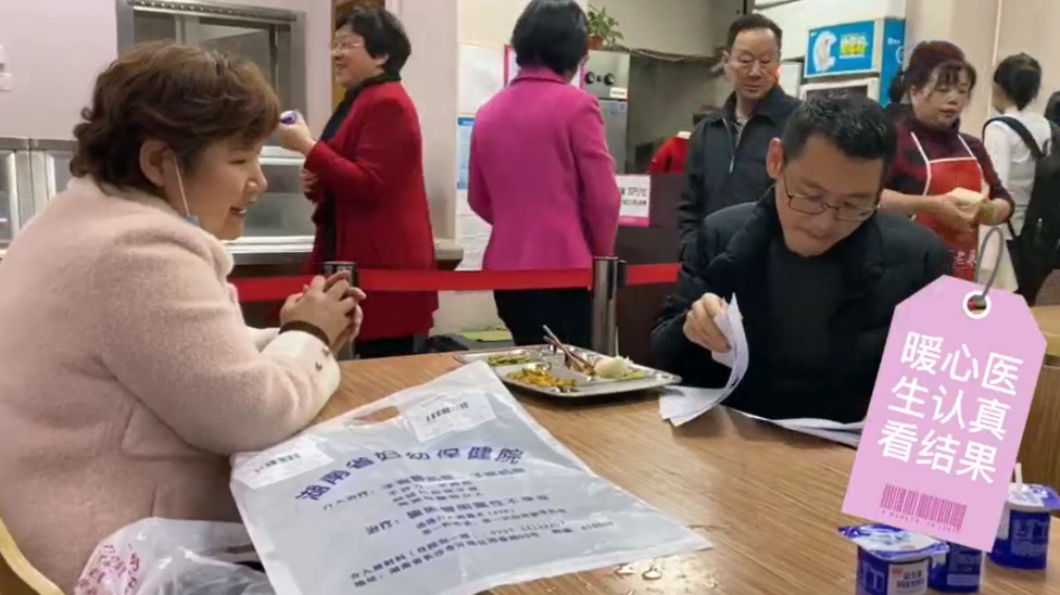 实拍：暖心医生在食堂为患者看诊