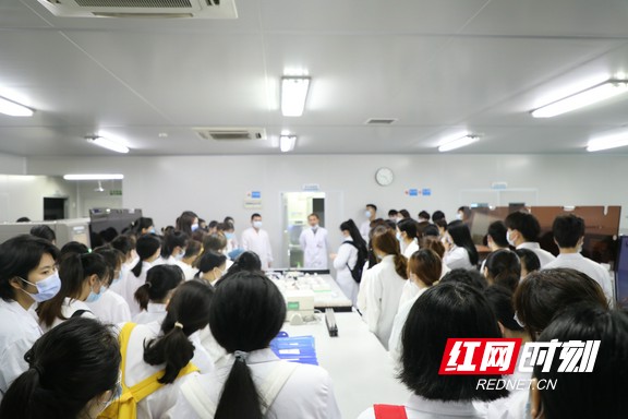 工作人员带领同学们参观血站业务科室 (2).wm.jpg