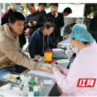 郴州：宜章53名青年志愿者无偿献血致青春