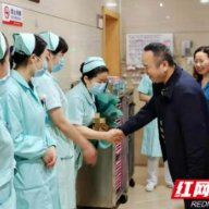 鲜花礼敬白衣天使 张家界市中医医院开展护士节慰问活动