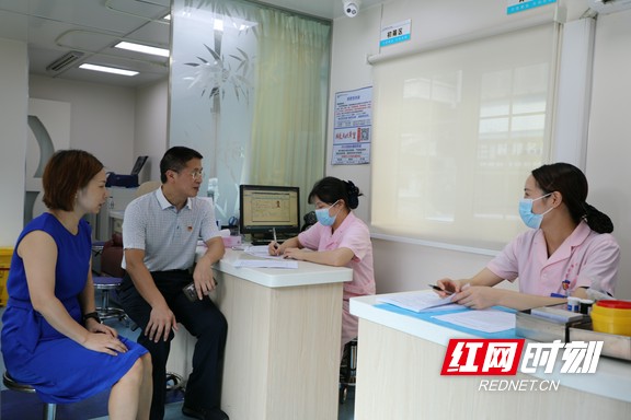 站领导与一线员工谈心，听取工作建议 (1).wm.jpg