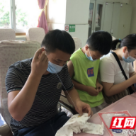 张家界：准爸妈们齐上“针”，让爱相“缝”在指尖