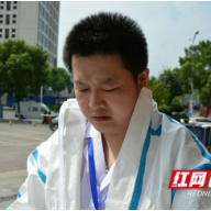 张家界:他们负重前行 致敬“汗”卫者