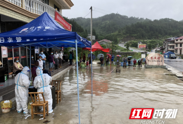 张家界：核酸采样“风雨兼程”，妇幼金花“疫”路向前
