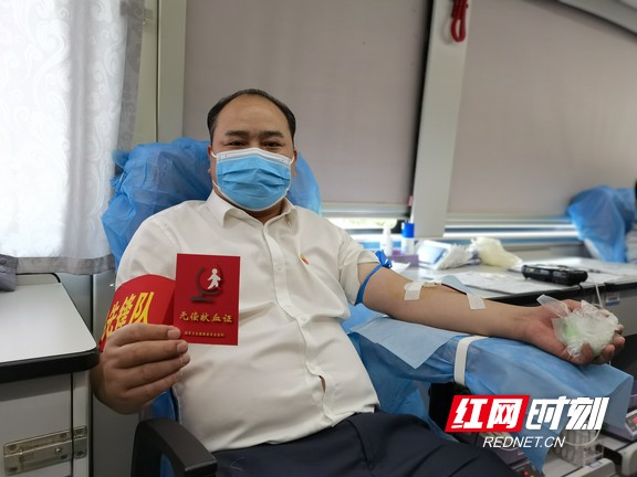 鑫能实业有限公司执行董事龙厚权带头献血.wm.jpg