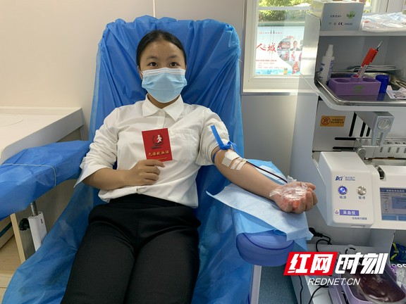 陈甜甜正在献血.wm.jpg