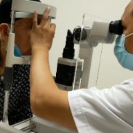 81岁“铁杆粉丝”治疗眼疾，6年时间只认一位医生