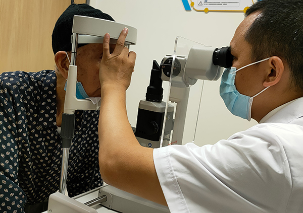 胡栋院长为匡叔叔进行复查.jpg 胡栋院长为匡叔叔进行复查.jpg