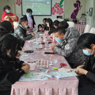 孕妇学校新年第一课 准爸妈用心缝制“爱的口水巾”