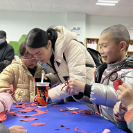 感受指尖上的非遗技艺 长沙小学生剪纸迎新春