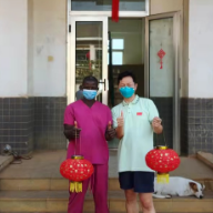 灯笼+春联 援塞拉利昂医疗队收到异国友人的特别新年礼物