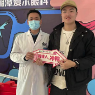 果断摘镜 18岁小伙自信迎接征兵体检