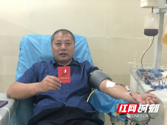 高文毕正在献血.wm.jpg