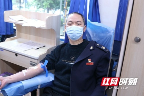 郴州市苏仙区税务局工会主席陈中伟正在参加献血.wm.jpg
