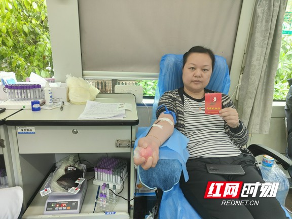 曹丽珍正在献血.wm.jpg