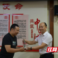 张家界市中心血站为27名医务工作者颁发“全国无偿献血者奉献奖”