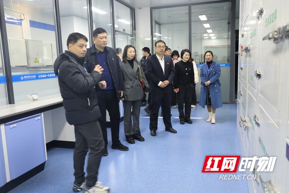 党员们参观发血科.wm.jpg