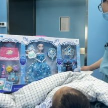 送玩具、放动画、发奖状 湖南省人民医院手术室人文关怀小患者