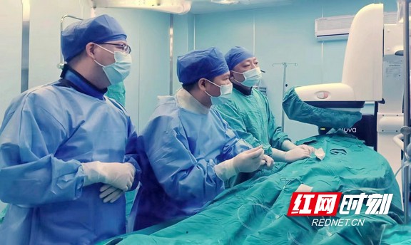 省医介入一病区龙林主任团队为患者及时手术。.wm.jpg