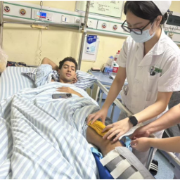 张氏正骨手法复位+杉树皮夹板固定,中医附二巧治非洲留学生复杂骨折