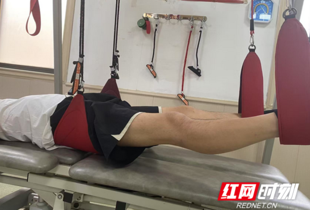 “小侧弯”拖延13年致“大手术”,男子康复训练两个月重获行走能力
