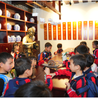 探寻中医药文化魅力 一堂行走的中医药课在九芝堂开讲