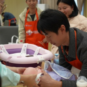 为早产宝宝筑牢家庭防线 湘儿医“超级奶爸”开营